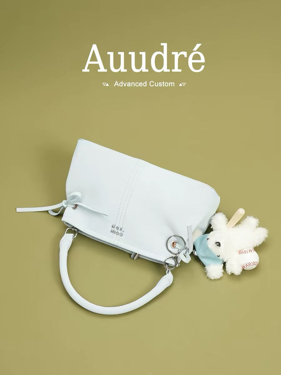Auudre's sophisticated and stylish niche handbag for women, a new summer 2026 design, perfect for commuting and as a crossbody bag.