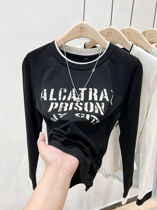 Contrast letter printed long-sleeved T-shirt for women in autumn, right shoulder, black inner waist, slimming pleated irregular top
