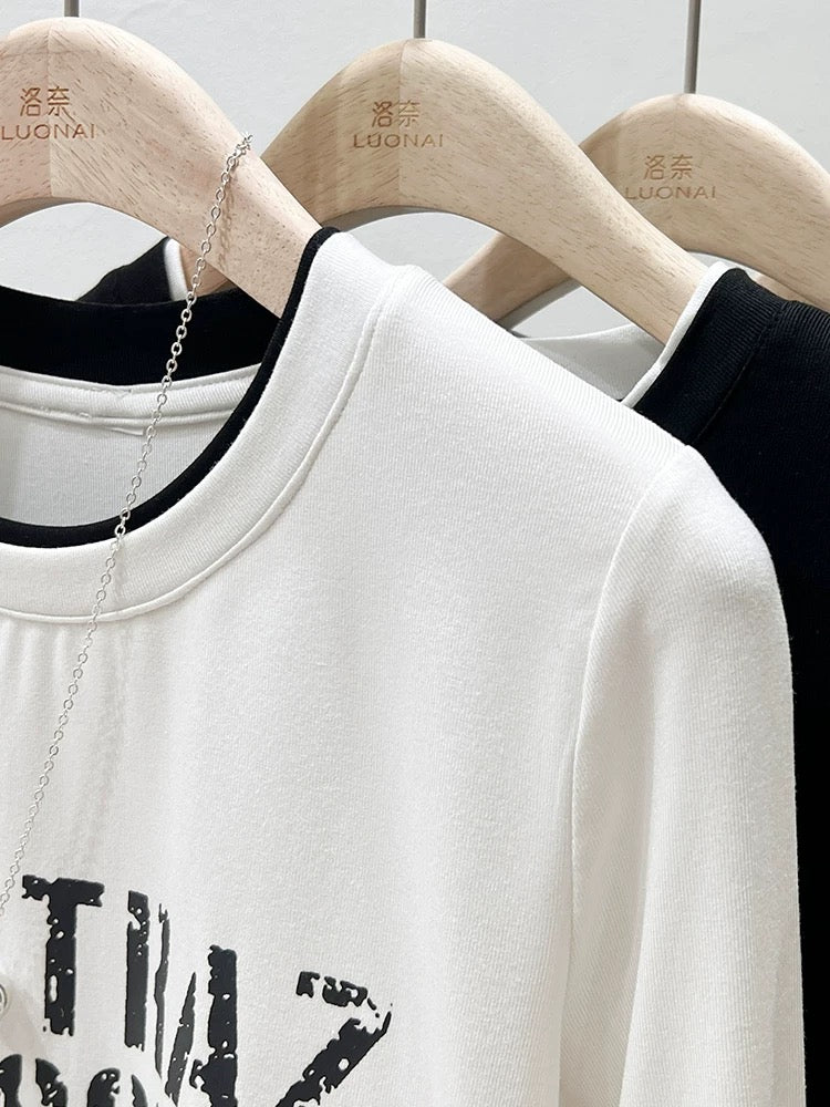 Contrast letter printed long-sleeved T-shirt for women in autumn, right shoulder, black inner waist, slimming pleated irregular top