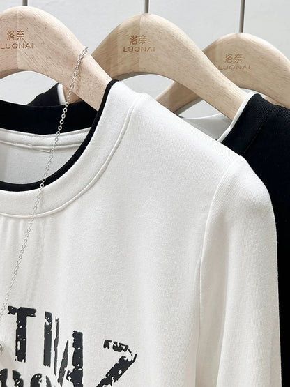 Contrast letter printed long-sleeved T-shirt for women in autumn, right shoulder, black inner waist, slimming pleated irregular top