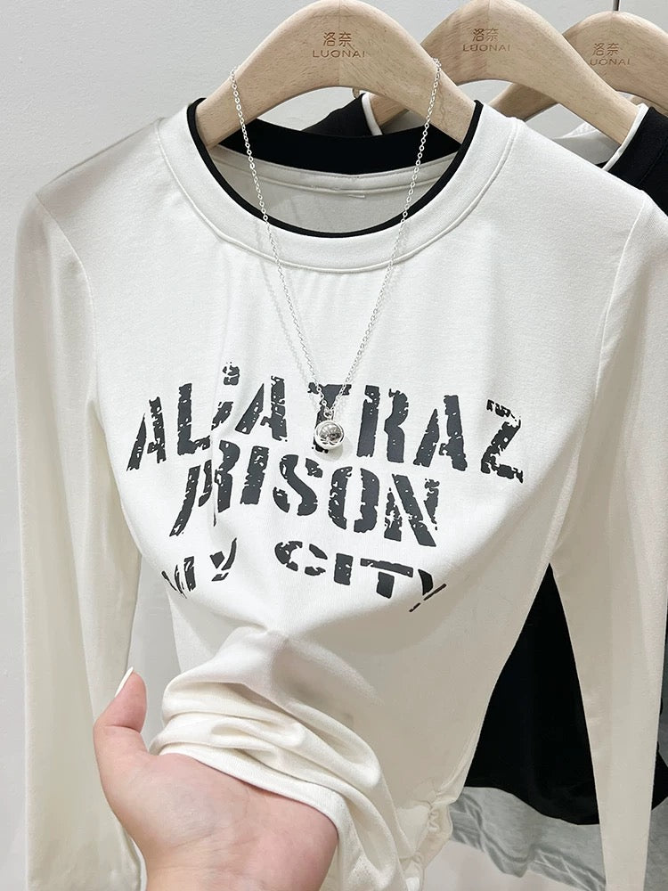 Contrast letter printed long-sleeved T-shirt for women in autumn, right shoulder, black inner waist, slimming pleated irregular top