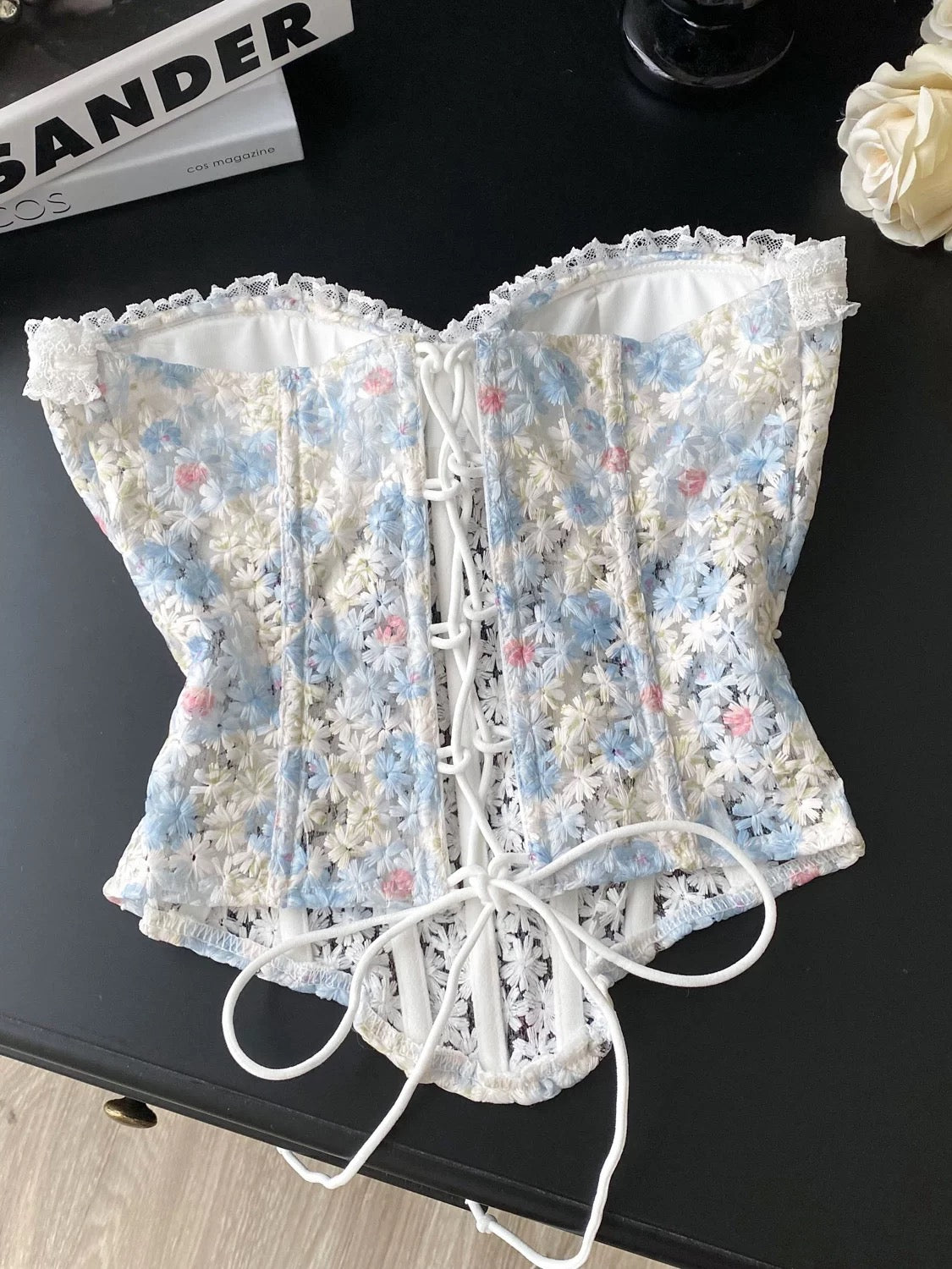 Sweet and alluring three-dimensional floral strapless vest, feminine lace-up waist corset, fishbone embroidered sleeveless top for women to wear as outerwear.