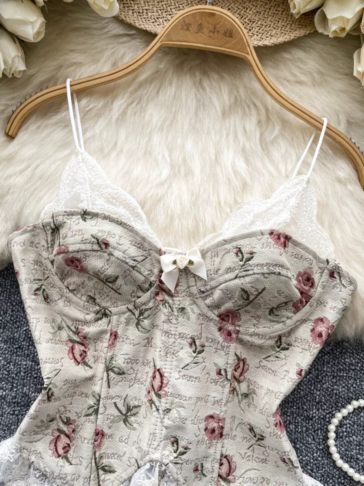 Sweet retro court jacquard camisole for women, French style, waist-cinching, slimming, lace-trimmed, fitted base layer top