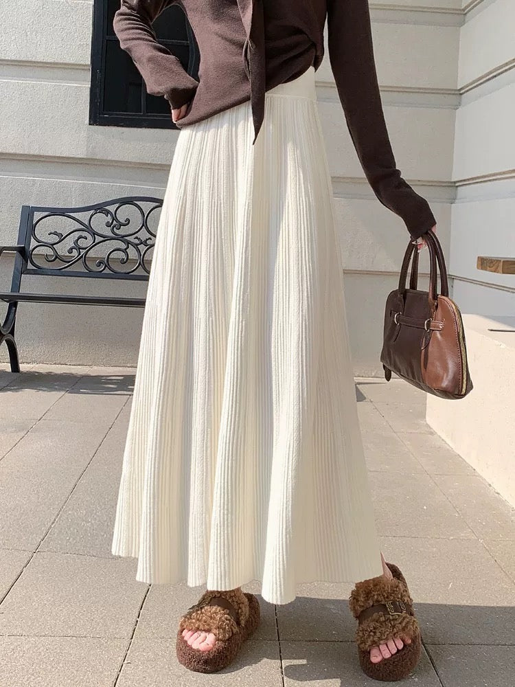 Gentle and soft knitted midi skirt for women, autumn and winter, ribbed pleated skirt, long and elegant high-waisted A-line skirt.
