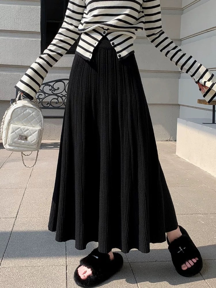 Gentle and soft knitted midi skirt for women, autumn and winter, ribbed pleated skirt, long and elegant high-waisted A-line skirt.