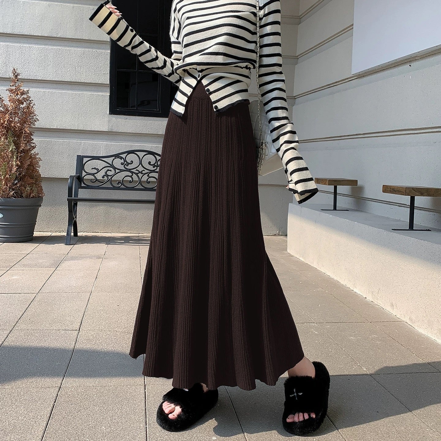 Gentle and soft knitted midi skirt for women, autumn and winter, ribbed pleated skirt, long and elegant high-waisted A-line skirt.