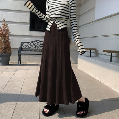 Gentle and soft knitted midi skirt for women, autumn and winter, ribbed pleated skirt, long and elegant high-waisted A-line skirt.