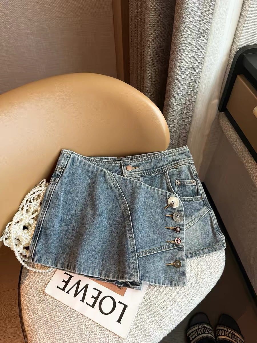 Korean style blue low-waisted denim shorts skirt, women's 2026 summer new style, button design, A-line slimming skirt.
