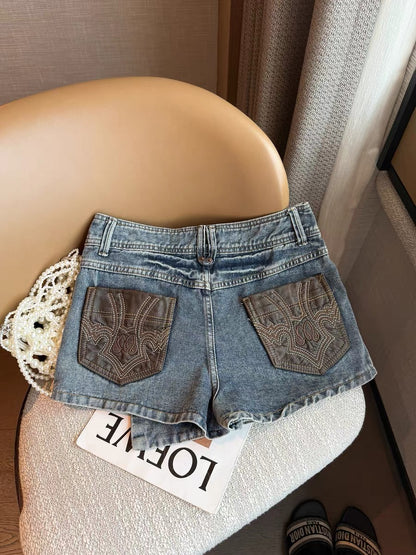 Korean style blue low-waisted denim shorts skirt, women's 2026 summer new style, button design, A-line slimming skirt.