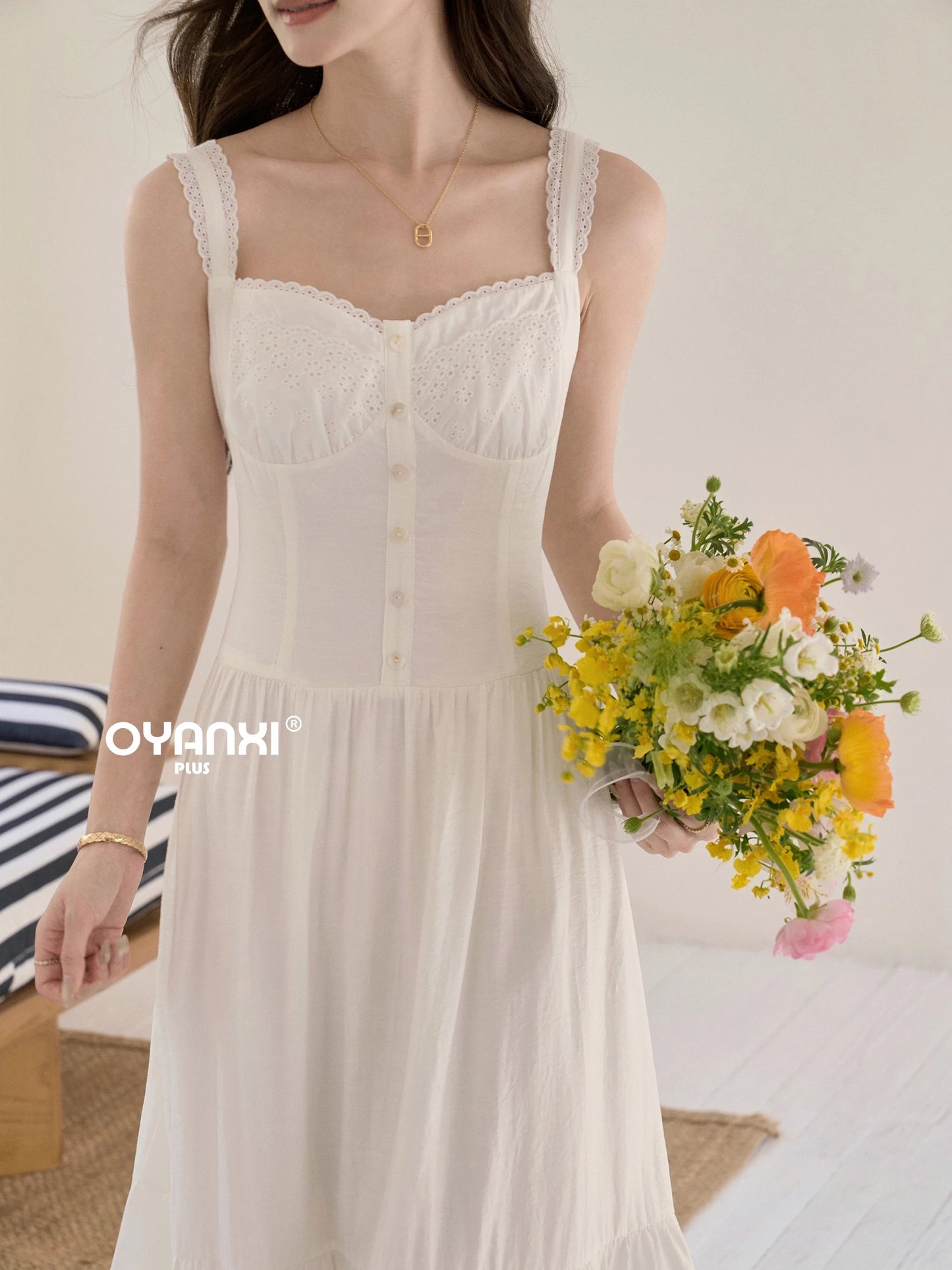 Ouyang Xi's "Love's Destiny" Plus-Size Vacation Style Sundress for Women, Sleeveless Flowing White Dress