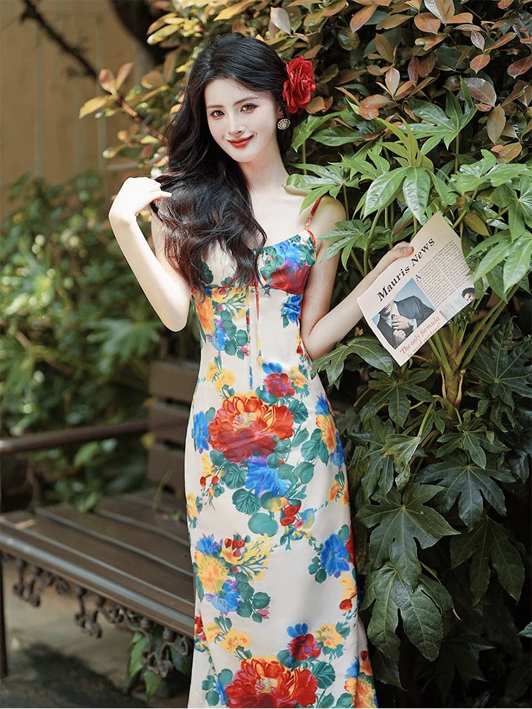 Beach travel and vacation style, Hong Kong style, beautiful oil painting floral suspender dress and retro suit