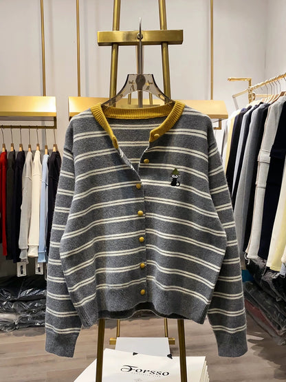 [Xiao Ai's Stall Photos] Women's Autumn/Winter New Fashionable and Relaxed Striped Cardigan with Embroidered Kitten and Hood