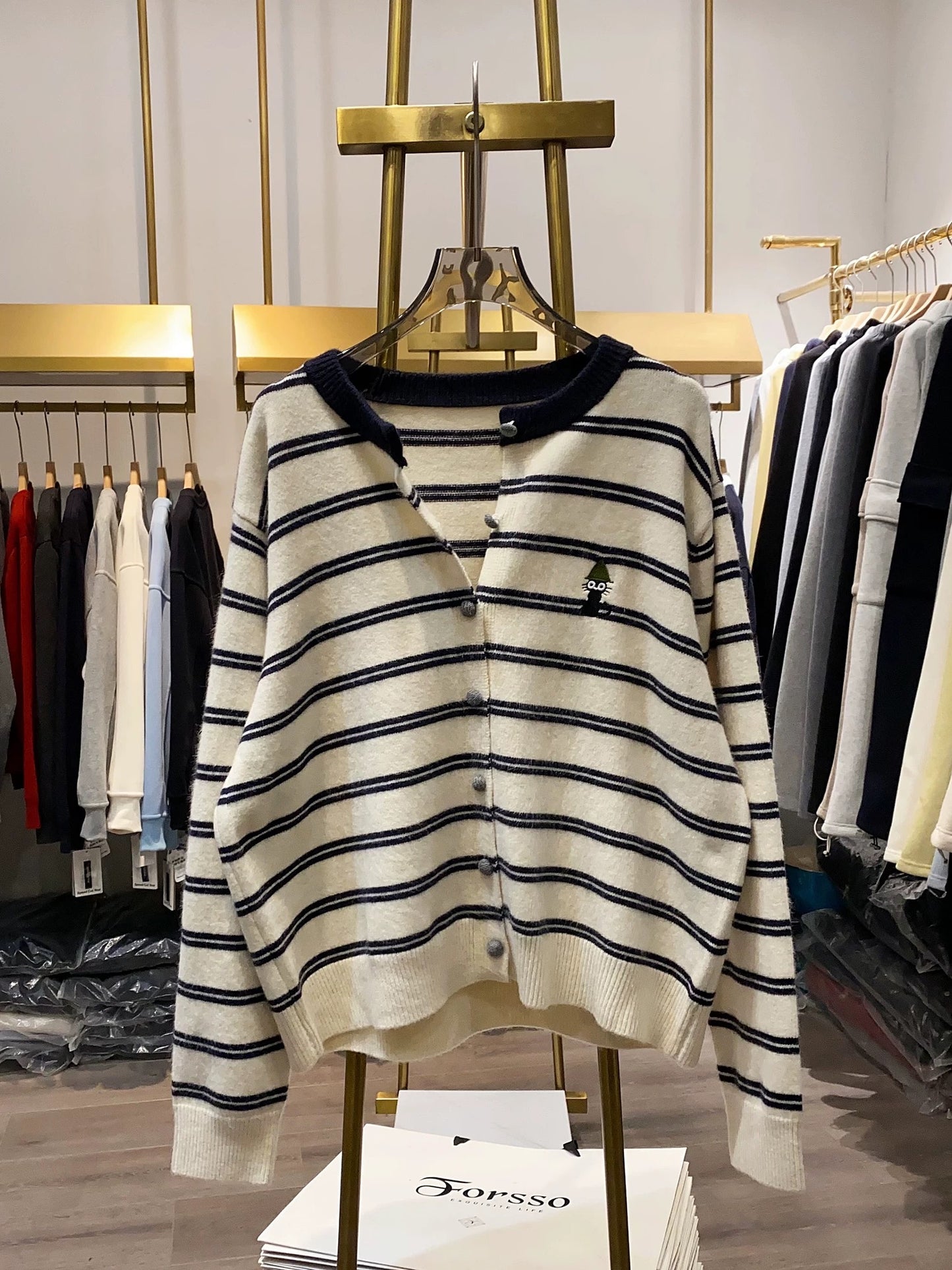 [Xiao Ai's Stall Photos] Women's Autumn/Winter New Fashionable and Relaxed Striped Cardigan with Embroidered Kitten and Hood