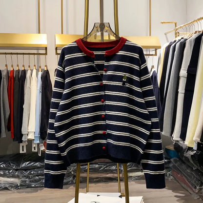 [Xiao Ai's Stall Photos] Women's Autumn/Winter New Fashionable and Relaxed Striped Cardigan with Embroidered Kitten and Hood