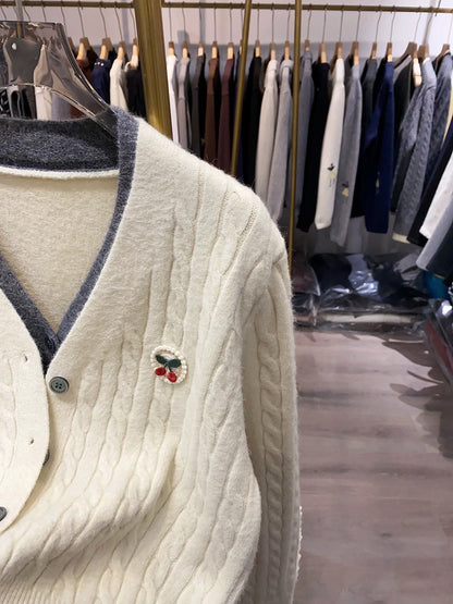[Xiao Ai's Shop Photos] Cherry Embroidery Color Block V-Neck Cardigan, New Autumn/Winter Style, Loose Fit and Chic Top