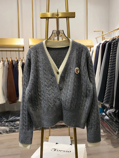 [Xiao Ai's Shop Photos] Cherry Embroidery Color Block V-Neck Cardigan, New Autumn/Winter Style, Loose Fit and Chic Top