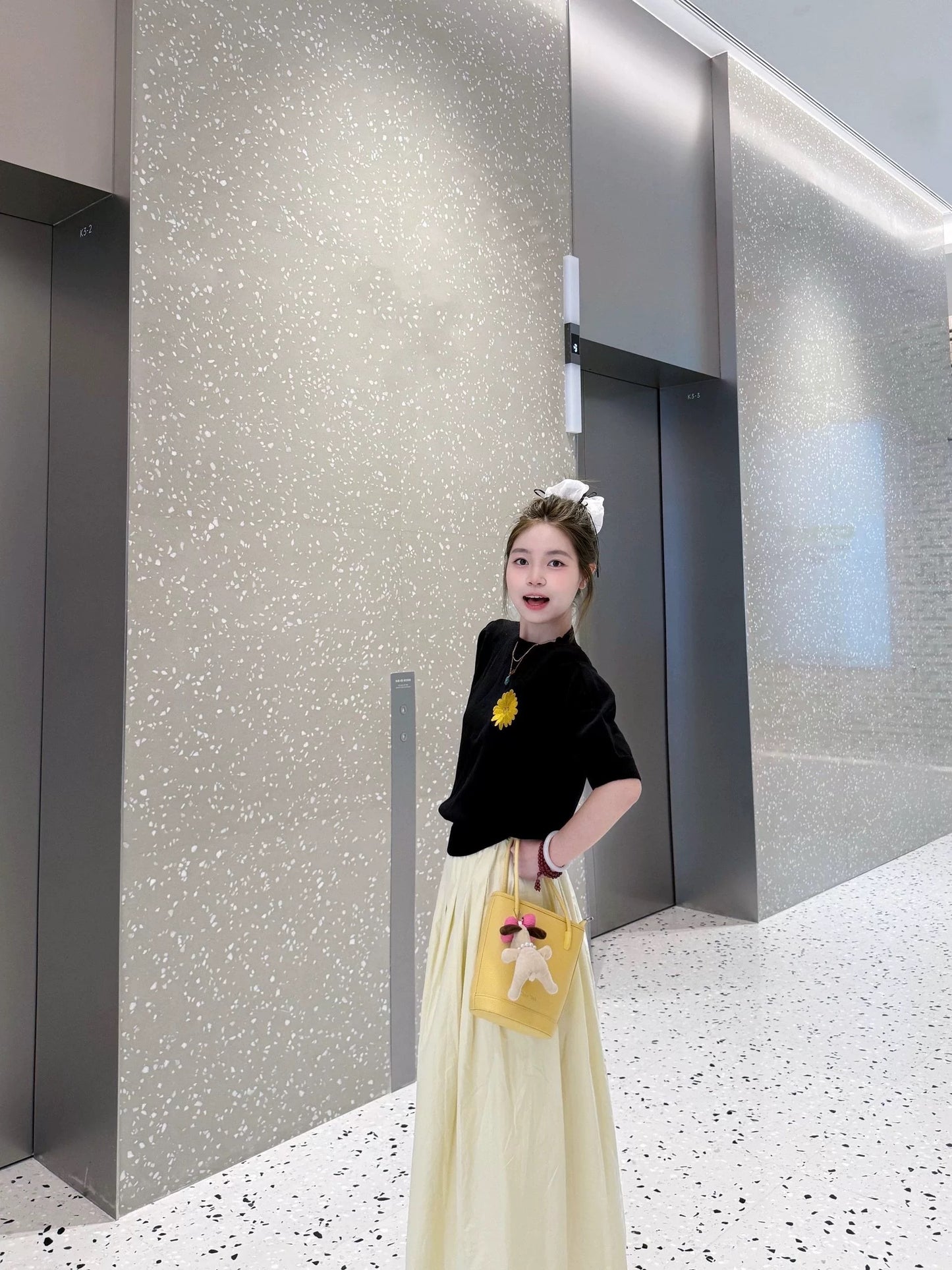 Korean summer beautiful outfit a complete set of black short-sleeved knitted tops and yellow half-length skirt two-piece suit