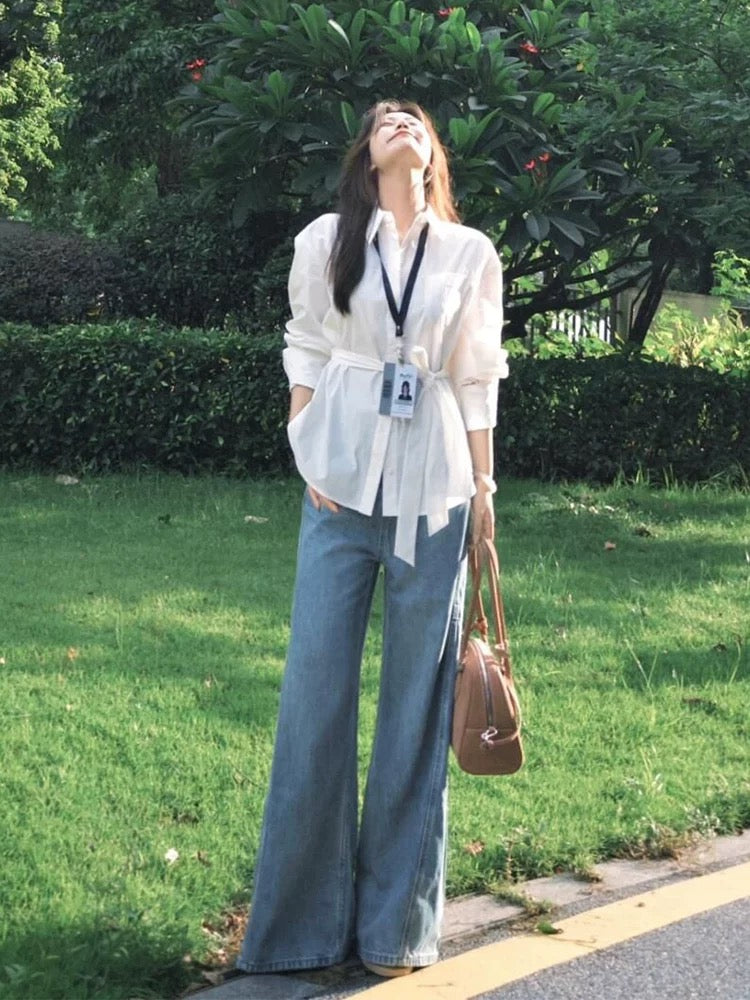 Early autumn outfit 2025 age-reducing outfit white long-sleeved shirt wide-leg jeans two-piece suit