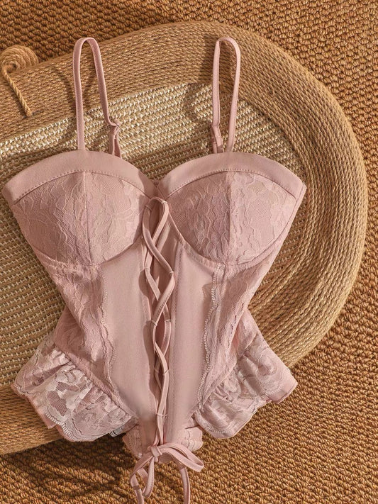 Lace-trimmed sweet camisole top, suitable for both inner and outer wear, unique design, fitted waist, sleeveless, versatile strapless top.