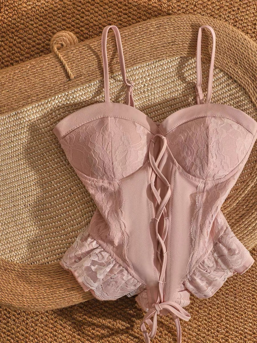 Lace-trimmed sweet camisole top, suitable for both inner and outer wear, unique design, fitted waist, sleeveless, versatile strapless top.