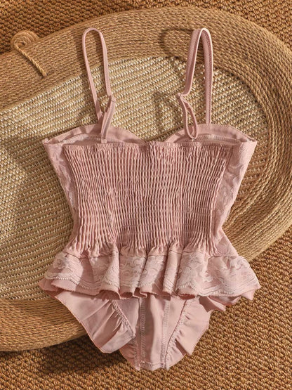 Lace-trimmed sweet camisole top, suitable for both inner and outer wear, unique design, fitted waist, sleeveless, versatile strapless top.