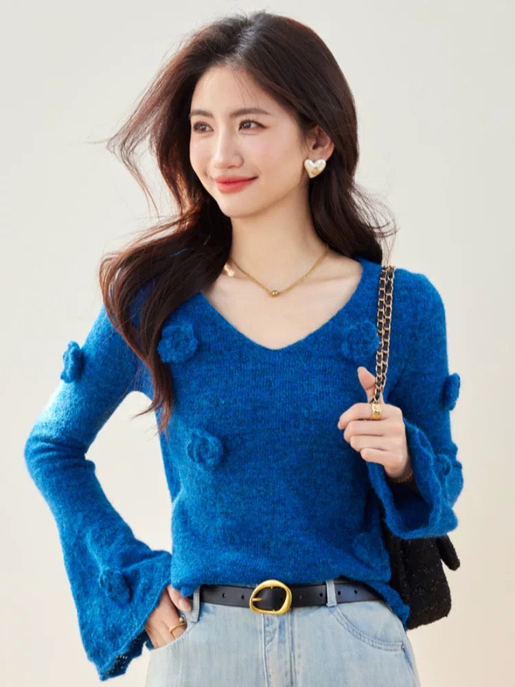 Design sense niche knitted sweater women's spring and autumn fashionable temperament trumpet sleeve western-style sweater V-neck popular beautiful top