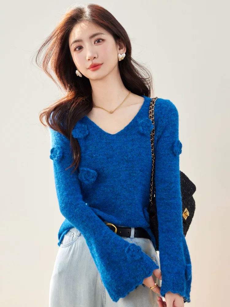 Design sense niche knitted sweater women's spring and autumn fashionable temperament trumpet sleeve western-style sweater V-neck popular beautiful top
