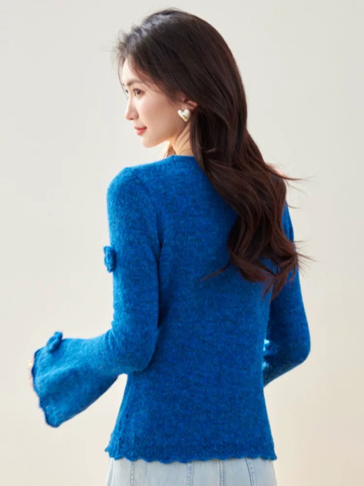 Design sense niche knitted sweater women's spring and autumn fashionable temperament trumpet sleeve western-style sweater V-neck popular beautiful top