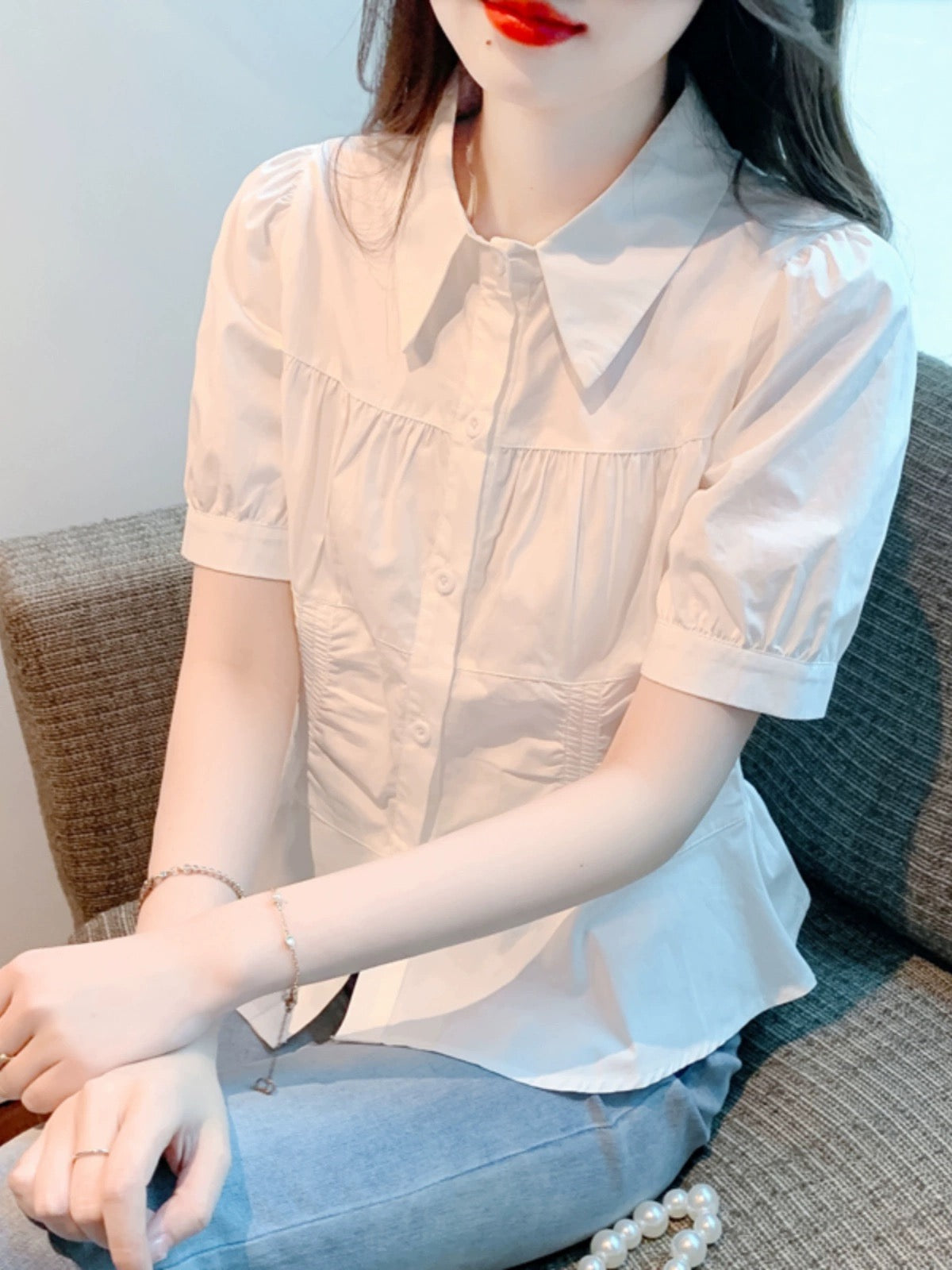 White Polo collar shirt women's design niche 2024 summer new short-sleeved temperament pleated waist top