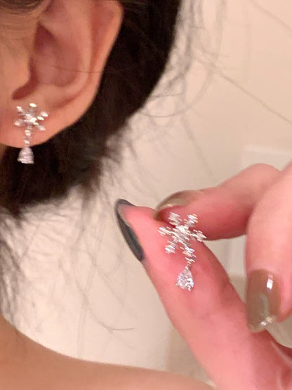 Exquisite and gentle flash zirconium snowflake earrings for women, high-end, light luxury, unique, beautiful earrings, temperament earrings, mosquito coil ear clips