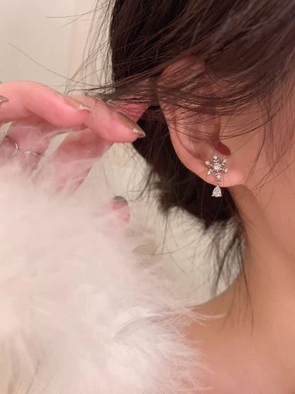 Exquisite and gentle flash zirconium snowflake earrings for women, high-end, light luxury, unique, beautiful earrings, temperament earrings, mosquito coil ear clips