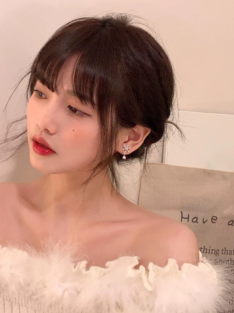 Exquisite and gentle flash zirconium snowflake earrings for women, high-end, light luxury, unique, beautiful earrings, temperament earrings, mosquito coil ear clips