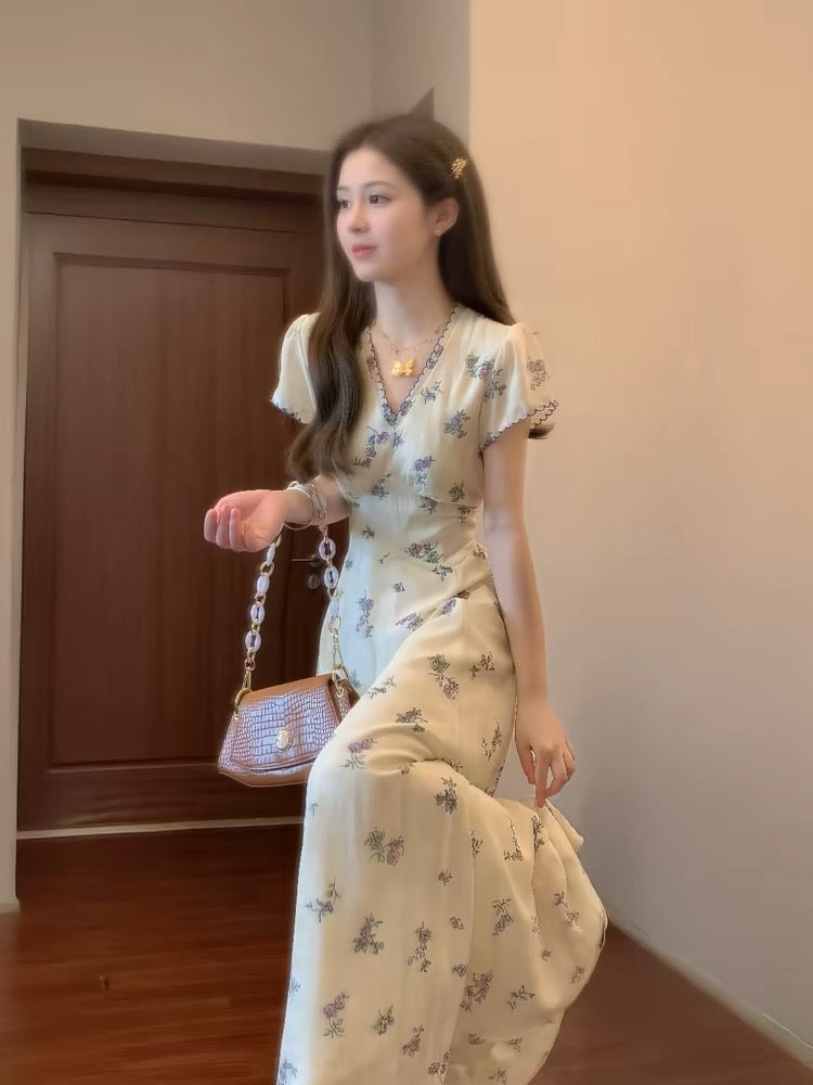 Korean-style French chic V-neck embroidered short-sleeved dress, new summer style, slimming and beautiful long dress.
