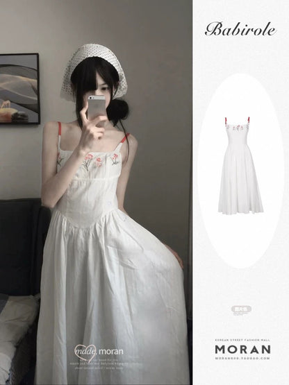 Pure and sweet white suspender dress with embroidery design, elegant waist-cinching, Korean retro vacation maxi dress, suitable for petite women.
