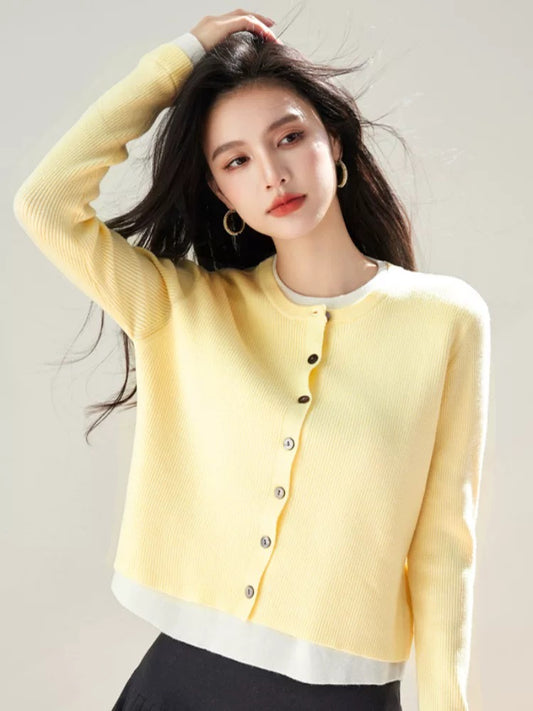 Small fresh contrast color round neck fake two-piece knitted sweater women 2025 early autumn new loose sweater long sleeve inner top