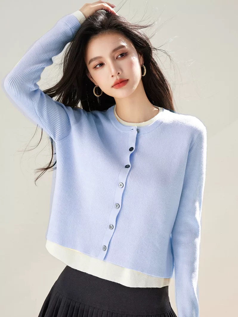 Small fresh contrast color round neck fake two-piece knitted sweater women 2025 early autumn new loose sweater long sleeve inner top