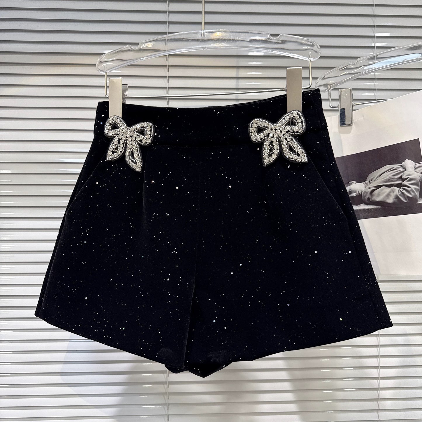 Popular online style, 2025 winter new French-style elegant shorts with rhinestone bow embellishment, women's bootcut shorts.