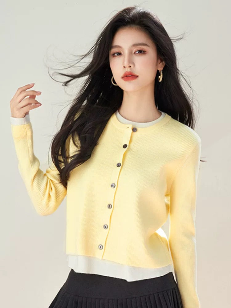 Small fresh contrast color round neck fake two-piece knitted sweater women 2025 early autumn new loose sweater long sleeve inner top