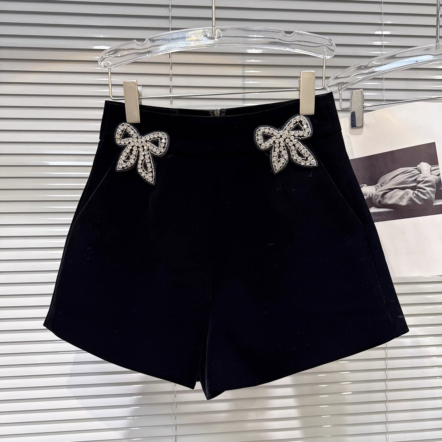 Popular online style, 2025 winter new French-style elegant shorts with rhinestone bow embellishment, women's bootcut shorts.