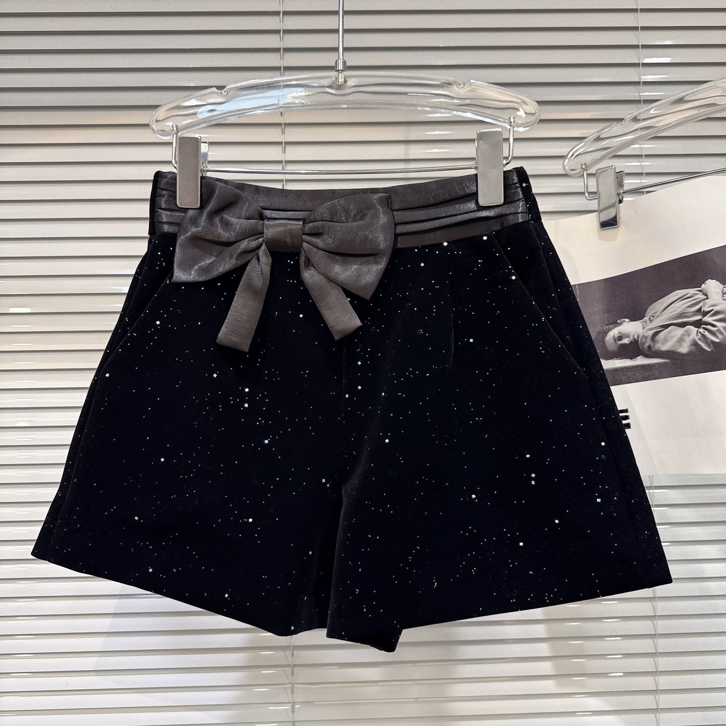 Popular online style, 2025 winter new French-style elegant 3D bow patchwork three-dimensional velvet shorts bootcut pants for women.