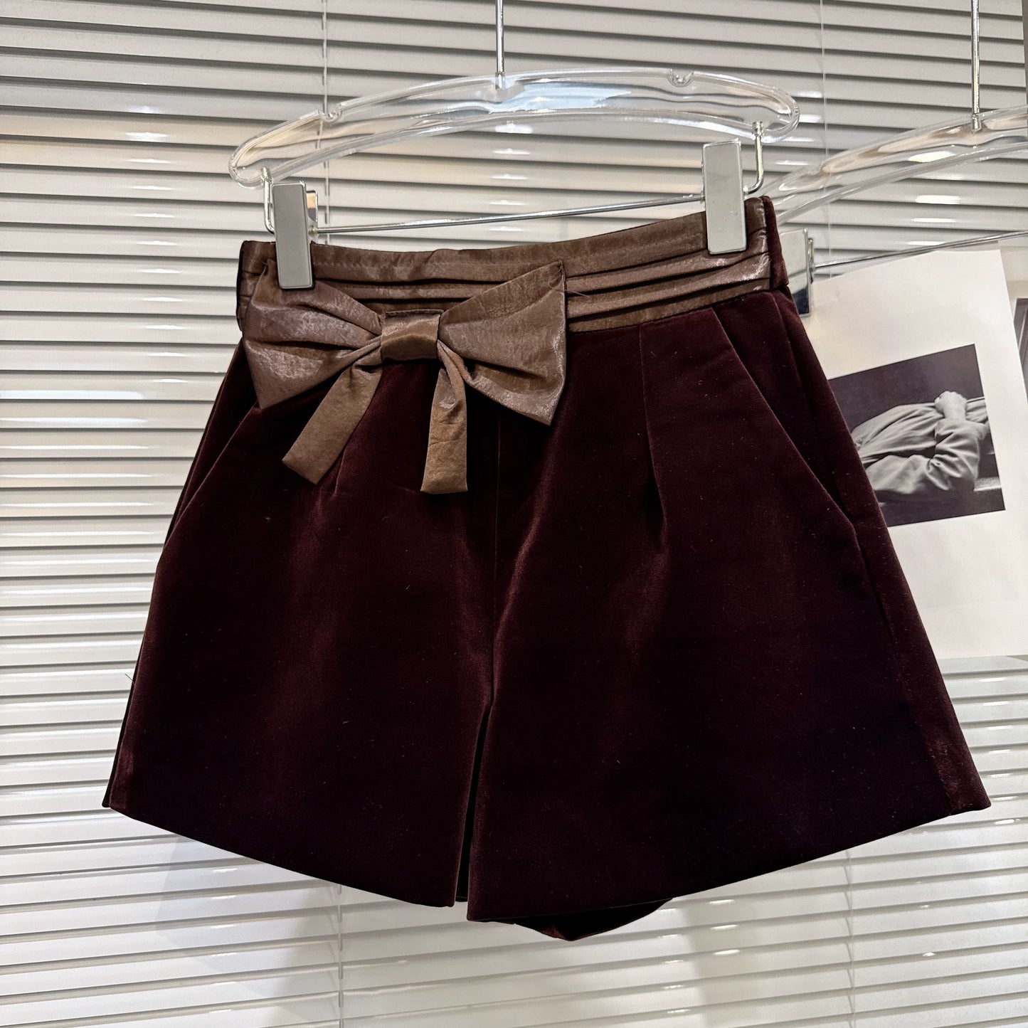 Popular online style, 2025 winter new French-style elegant 3D bow patchwork three-dimensional velvet shorts bootcut pants for women.