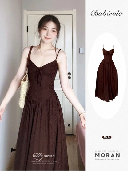 French retro-style sophisticated jacquard waist-cinching dress for summer, super beautiful and slimming spaghetti strap maxi dress.