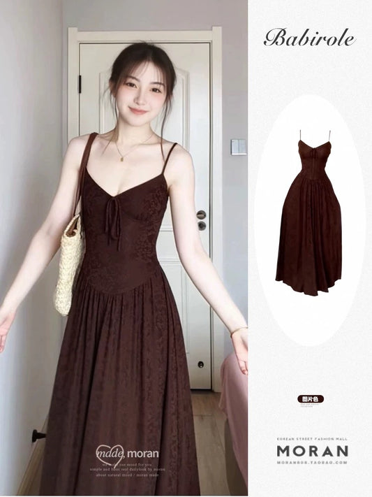 French retro-style sophisticated jacquard waist-cinching dress for summer, super beautiful and slimming spaghetti strap maxi dress.