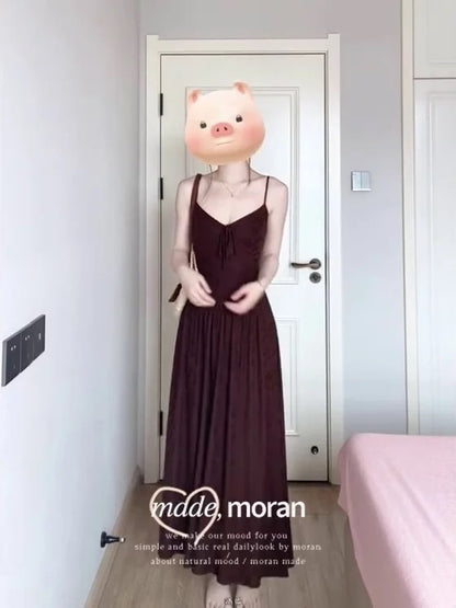 French retro-style sophisticated jacquard waist-cinching dress for summer, super beautiful and slimming spaghetti strap maxi dress.