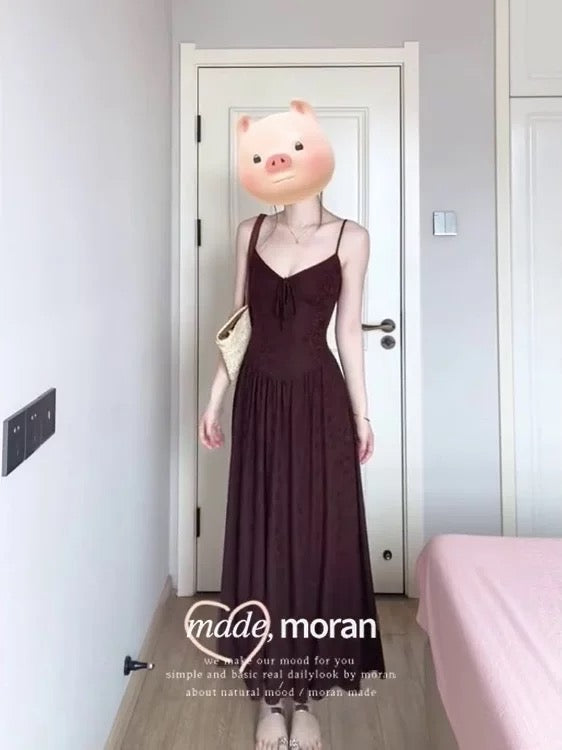 French retro-style sophisticated jacquard waist-cinching dress for summer, super beautiful and slimming spaghetti strap maxi dress.