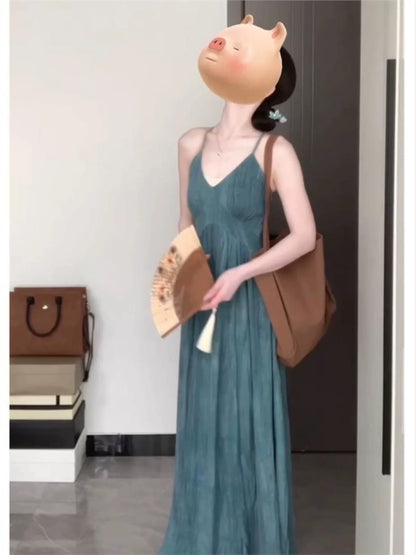 New Chinese style, cool and elegant halter-neck dress, slimming and sophisticated, perfect for summer. Retro Chinese style, waist-cinching, V-neck long dress.