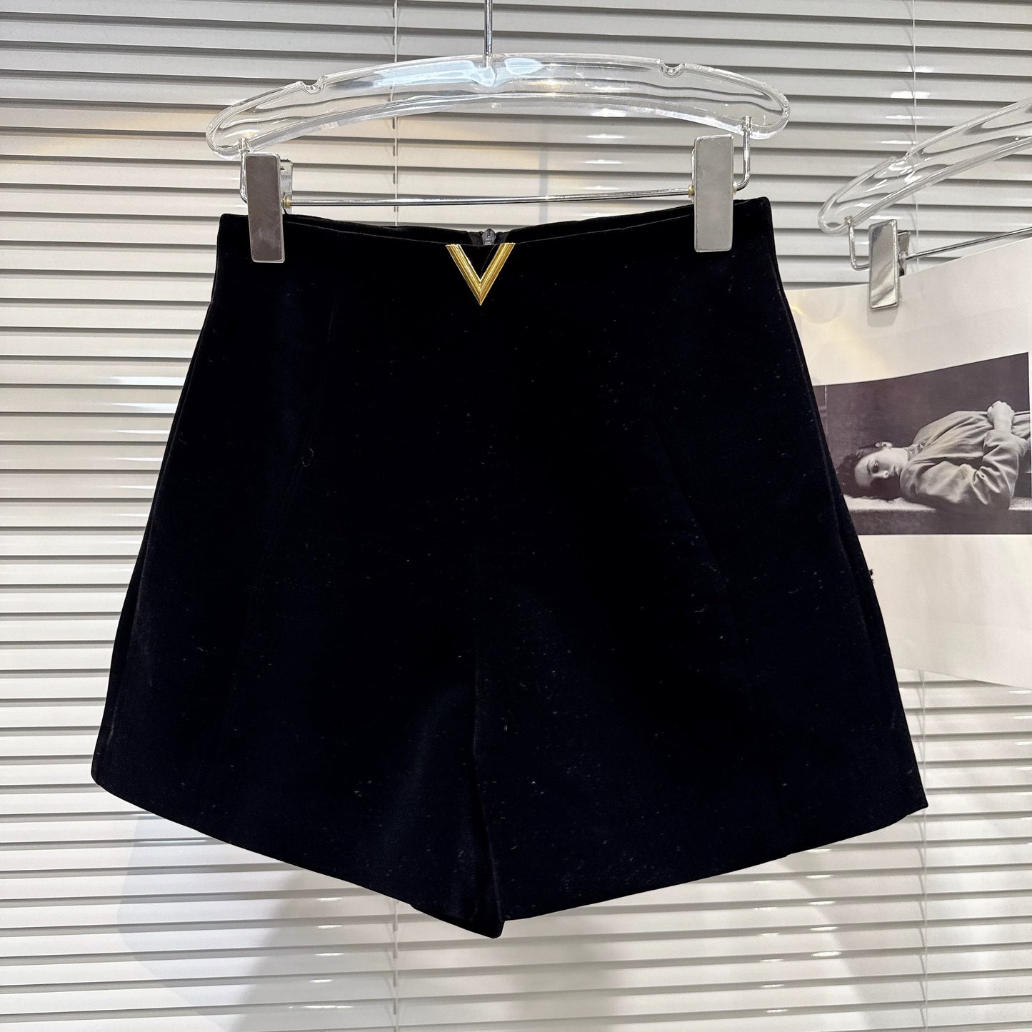 Popular online style, 2025 winter new French elegance V-shaped metal buckle velvet high-waisted shorts/bootcut pants for women.