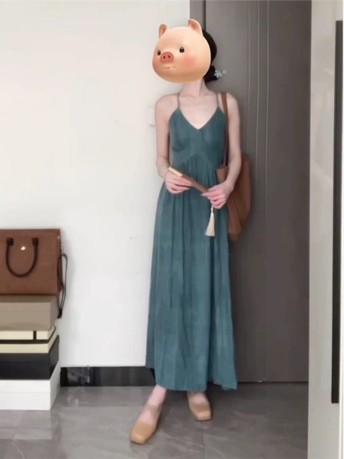 New Chinese style, cool and elegant halter-neck dress, slimming and sophisticated, perfect for summer. Retro Chinese style, waist-cinching, V-neck long dress.