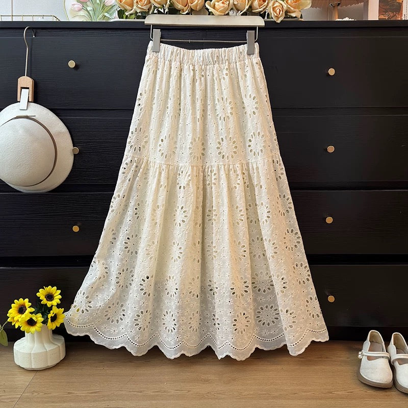 French-style heavy embroidered hollowed-out crochet lace midi skirt for women, spring 2026, high-waisted A-line pleated full skirt.