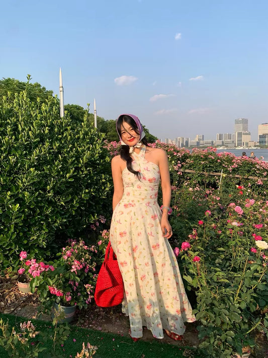 A particularly beautiful, fitted waist dress, 2025 new style, ramie sleeveless backless floral print dress for women.